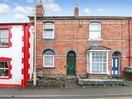 IDEAL RENTAL INVESTMENT OR STARTER HOME -Two Bedroom Period Cottage Located in Bideford Centre with courtyard 